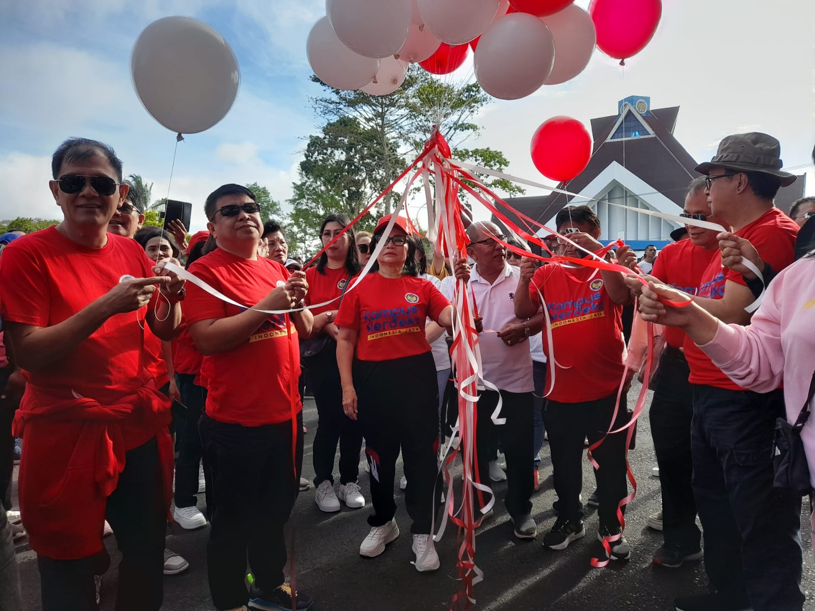 Jalan Sehat Unima, Rektor: Mari Terus Berkarya