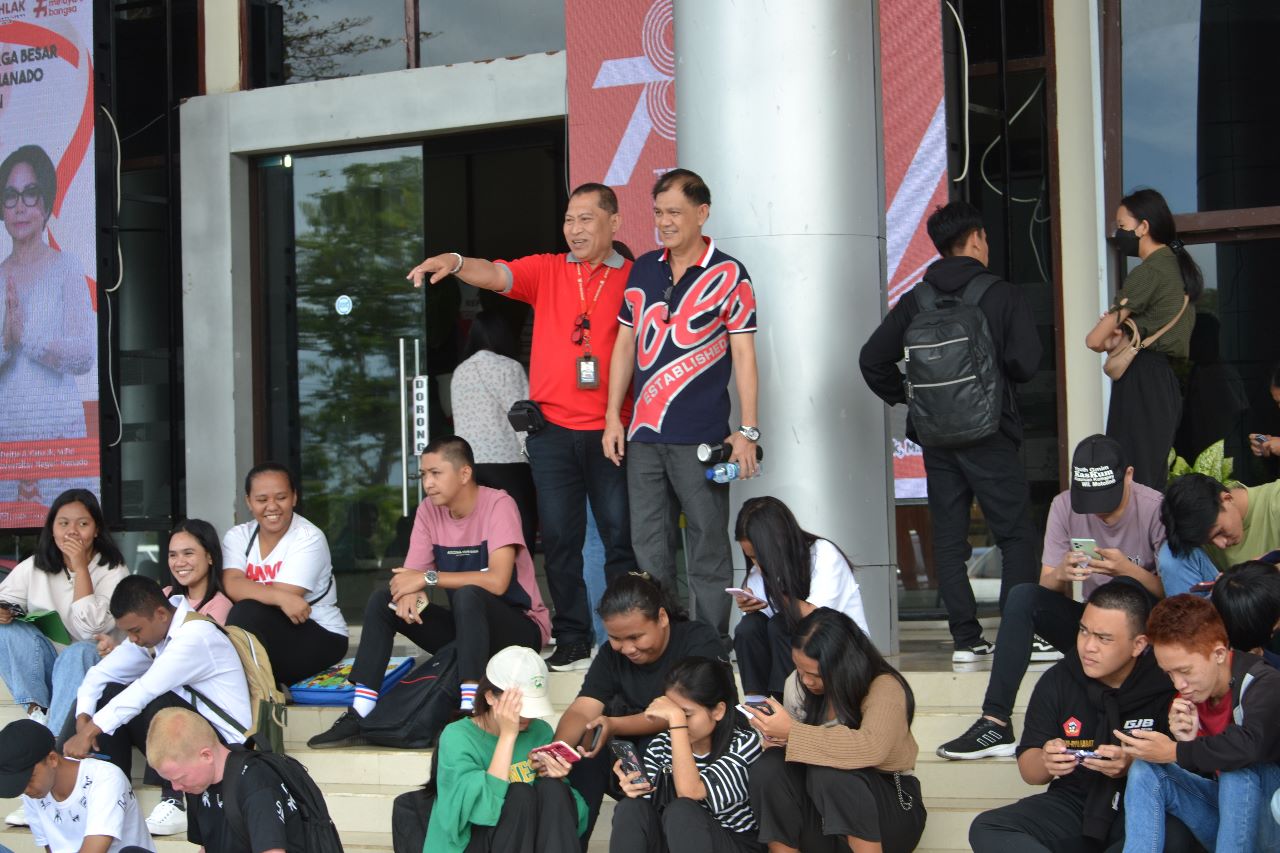 Maksimalkan Pelayanan, Laksari Rektor Unima Turun Langsung Bantu Mahasiswa