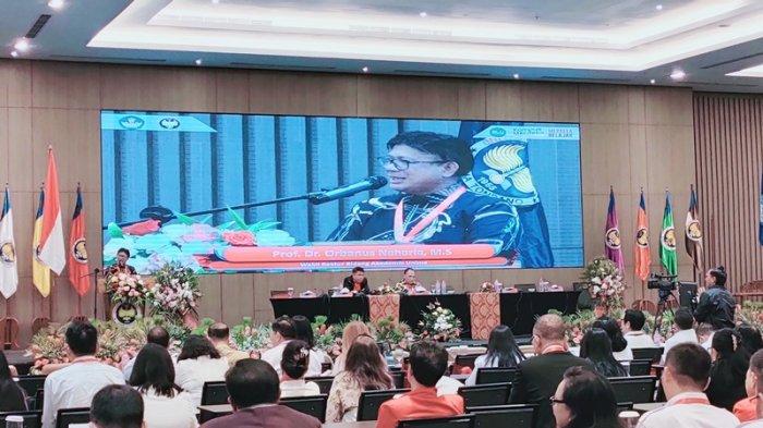 Wakil Rektor Bidang Akademik Prof Dr Orbanus Naharia MS Tutup Rakerpim Unima 2023 di Minut