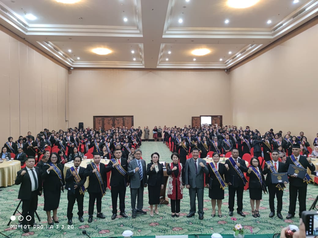 Rektor Unima Prof Dr Deitje Katuuk Lantik 957 Peserta PPG Jadi Guru Profesional