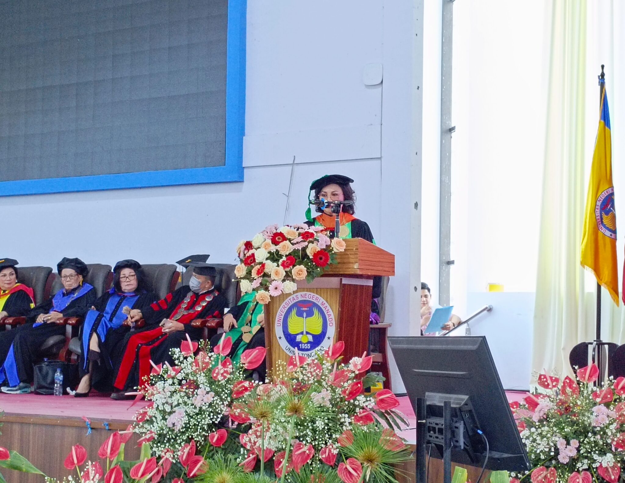 Diakhir Masa Jabatannya, Rektor Unima Prof Dr Deitje Adolfien Katuuk MPd Luluskan 925 Wisudawan