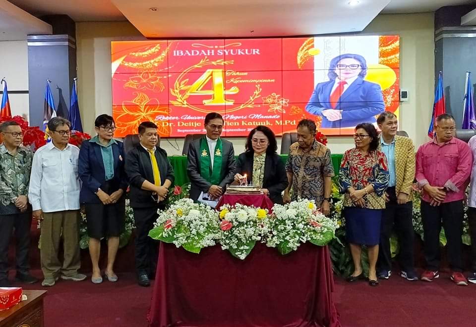 Rektor Unima Prof Dr Deitje Adolfien Katuuk MPd Nyalakan Lilin Bersama Suami Tercinta Prof Dr Sjamsi Pasandaran MPd di Ibadah Syukuran 4 Tahun Kepemimpinan