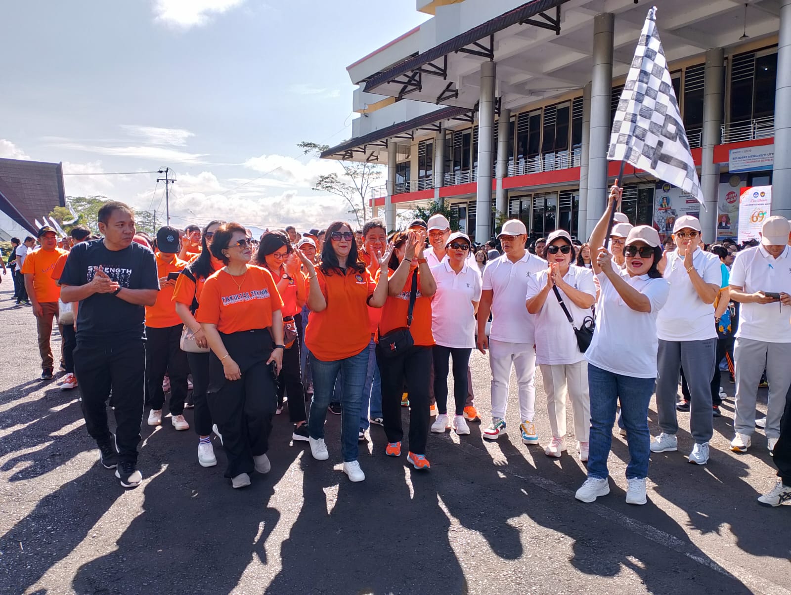 Gelar Jalan Sehat Dalam Rangka Dies Natalis ke-69, Rektor Unima: Satu Langkah Satu Tekad Bangun Unima