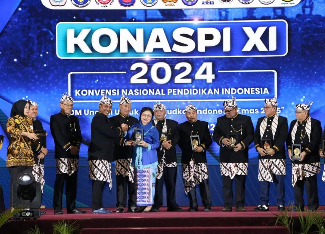 Disaksikan Dirjen Diktiristek, Rektor Unima Satu Satunya Perempuan Teken Naskah Deklarasi Penguatan Komitmen SDM Unggul Wujudkan Indonesia Emas 2045 di Konaspi XI Unesa