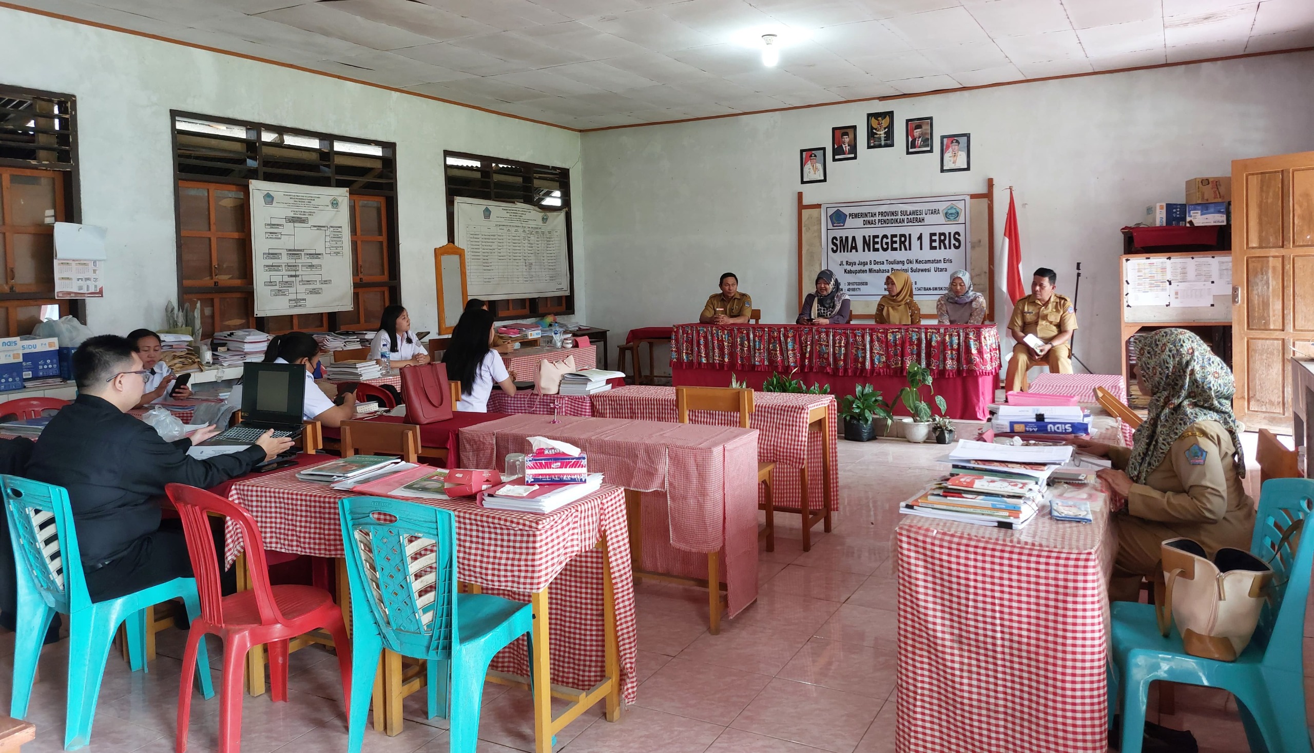 Rangkaian Pengabdian Tim PKM FMIPAK UNIMA di SMA Negeri 1 Eris Sukses Tingkatkan Kompetensi Digital Guru